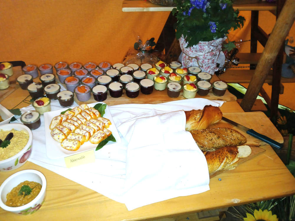 Feiern im Tipi - Blick ueber das Buffet mit Dessert